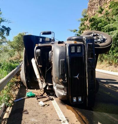 Imagem da notícia Motorista fica gravemente ferido após tombar caminhão na serra de Figueirão